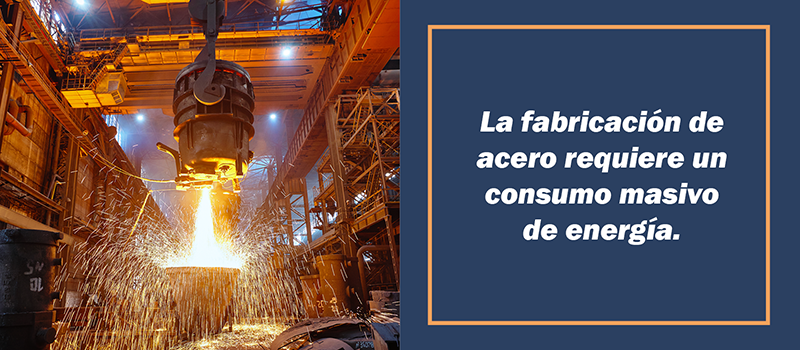 Acero fundiéndose en un horno industrial, mostrando el alto consumo de energía requerido para su producción.