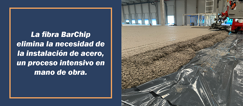 Colocación de un piso sin juntas y sin acero, mostrando cómo el uso de fibra elimina la instalación de malla de acero.