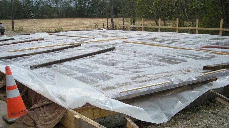 Curado del concreto en fraguado con película plástica